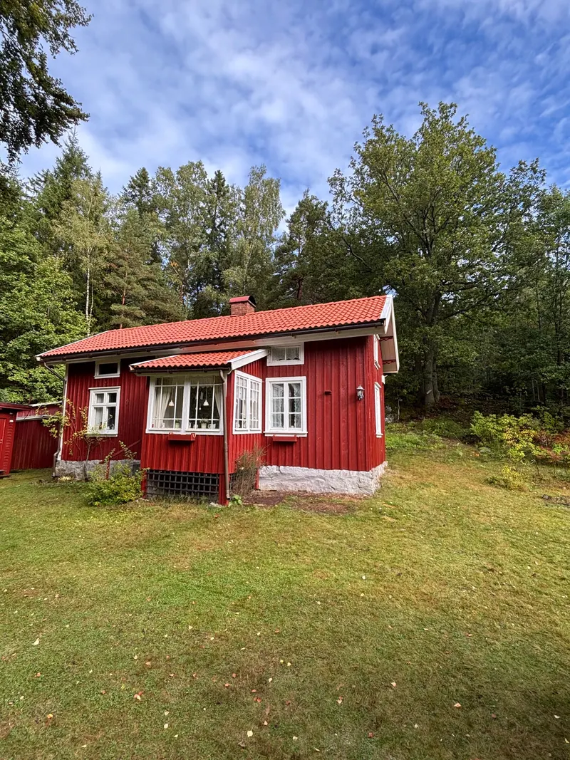 Rött hus med nytt tak av röda takpannor